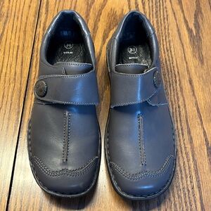 Volks gray leather Walkers